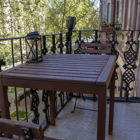 Old Town With Jacuzzi And View Bükreş